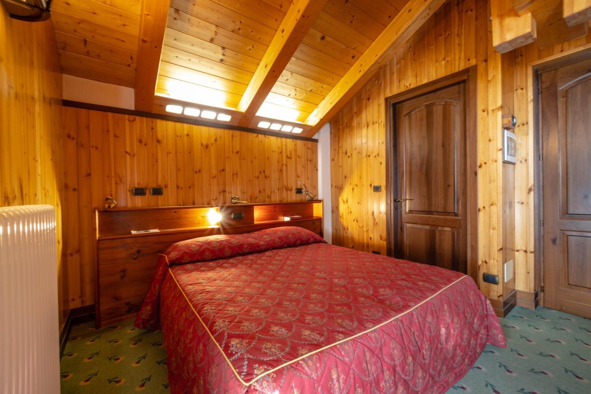 Hotel Bouton D'Or - Конь Екстер'єр фото